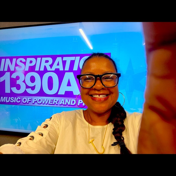 Meet your Posher, Jocilyn from the Black Friday Bin Store in Chicago. - Picture 1 of 16